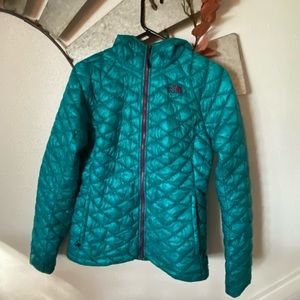 The North Face Women’s teal lightweight hooded puffer jacket